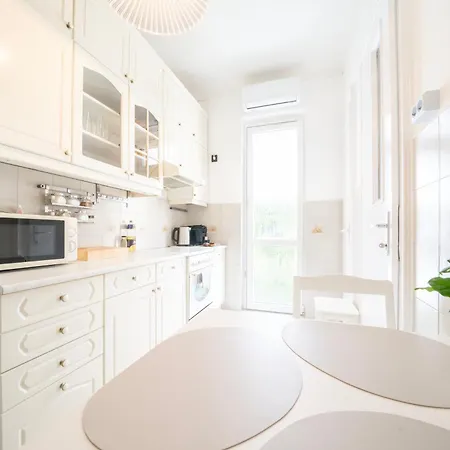Pozsonyi Street 3br, Balcony Family Retreat *
